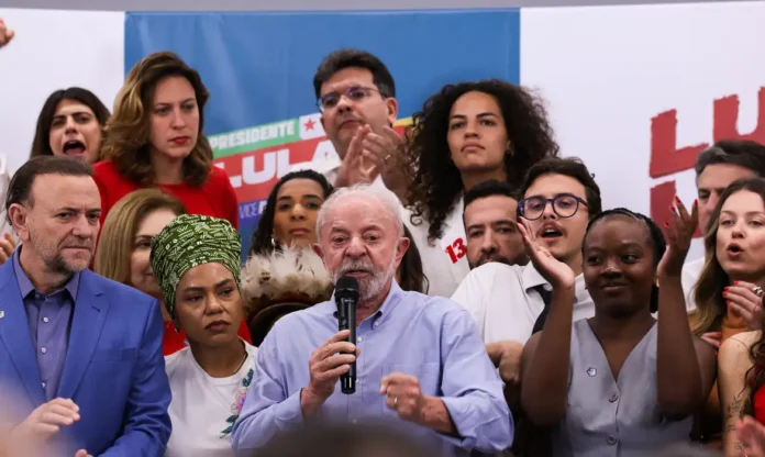 LULA COBRA APOIO DE FLÁVIO AO FIM DA ESCALA 6X1