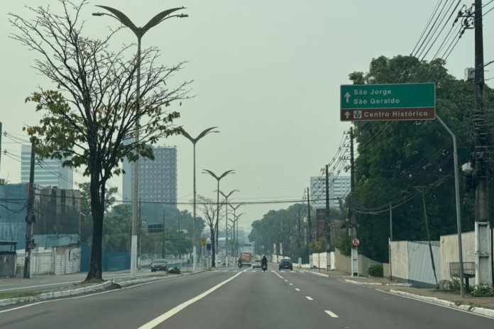 Fumaça de queimadas sobre a cidade compromete a qualidade do ar em Manaus.