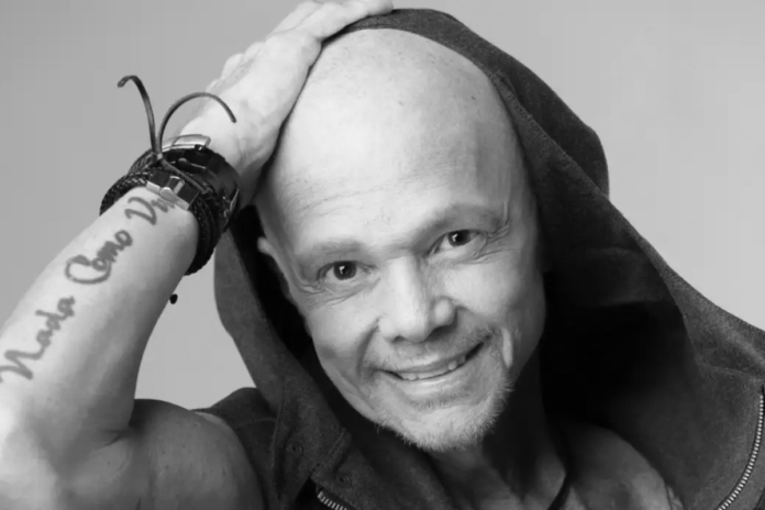 Cantor Netinho morre aos 60 anos; artista aparece em foto de divulgação.