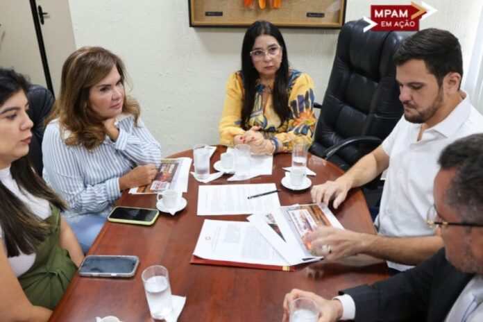 Autoridades do MPAM e da Prefeitura de Manaus durante assinatura de acordo para prevenção às queimadas.