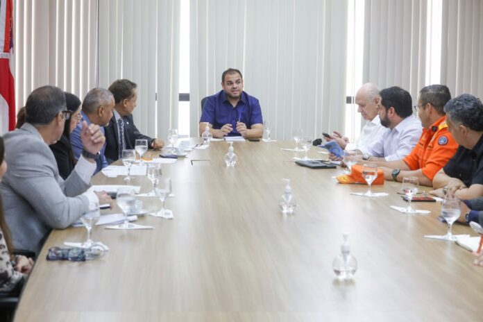 Roberto Cidade reúne representantes dos Poderes para discutir o combate às queimadas no Amazonas