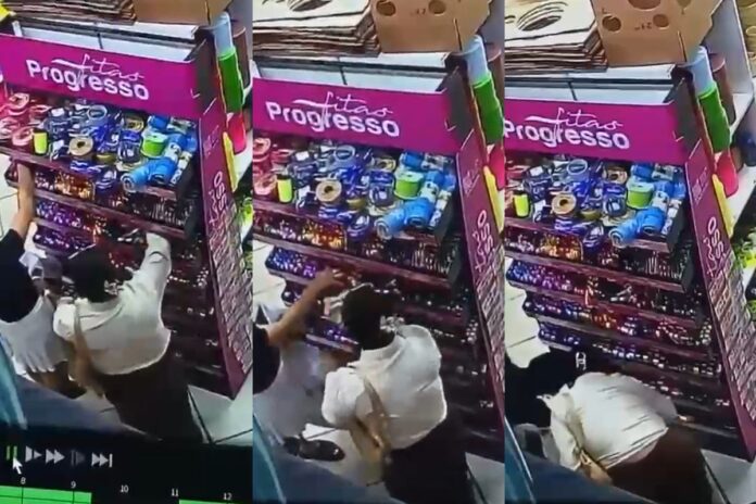 Vídeo de segurança mostra duas mulheres suspeitas de esconder produtos sob a roupa e em uma bolsa dentro de uma loja no Centro de Manaus.