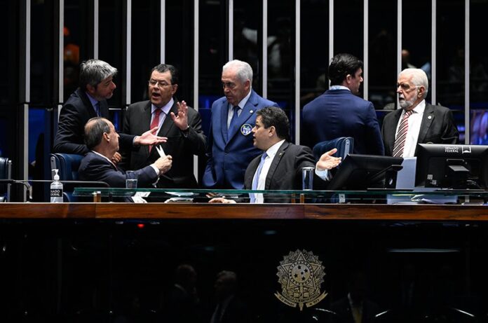 Senado aprova fim da escala 6x1 com dois dias de descanso semanal e redução gradual da jornada
